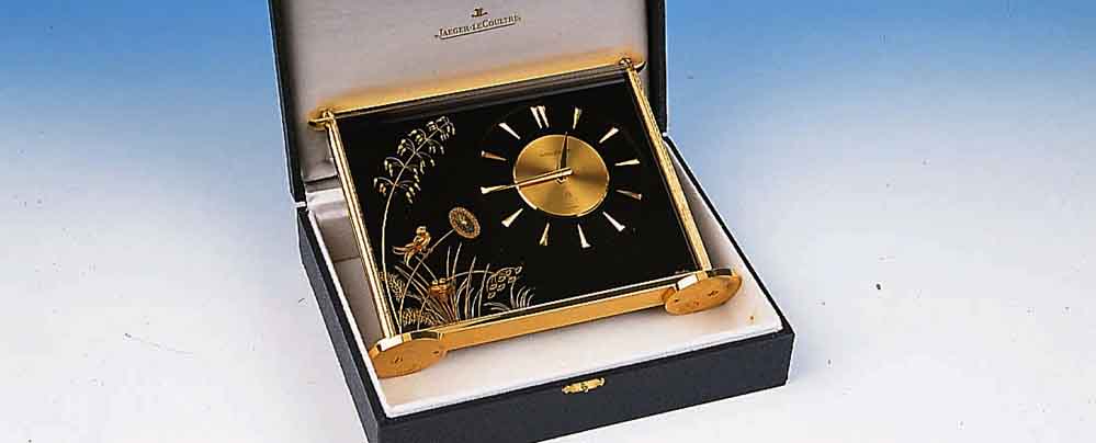 JAEGER LJAEGER LE COULTRE TISCHUHR, SCHWEIZ UM 1958, MECHANISCHES 8-TAGEWERK, MESSINGRAHMEN HART- VERG., ACRYLLZWISCHENTEIL, VORDERSEITE TRANS- ...