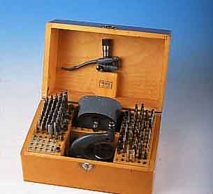 UHRMUHRMACHERWERKZEUG: KOMBINATION TRIEBNIETMA- SCHINE/LOCHSTEINEINPRESSMASCHINCHEN VON BOLEY, ORIG.-HOLZKASTEN, NUTZSP., DEUTSCHLAND UM 1960, 75 ...