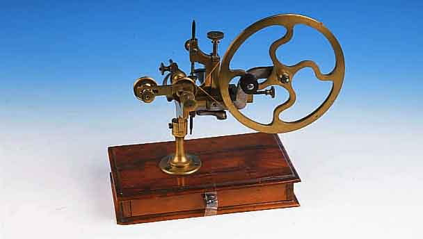 UHRMUHRMACHERWERKZEUG: RÄDERWÄLZMASCHINE, UM 1910, MESSING, ORIG.-HOLZKASTEN M. KOMPL. FRÄSENSATZ, L. KORROSIONSSP., M. GER. AUFW. ...