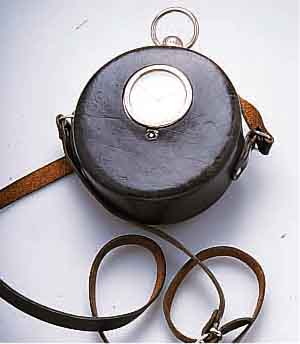 WÄCHTWÄCHTERKONTROLLUHR, DEUTSCHLAND UM 1960, ALUMINIUMGEH., LEDERH. M. TRAGERIEMEN, 1 VERSCHLUß, 1 KONTROLLSCHLÜSSEL, INCL. PAPIER- ROLLE U. ...