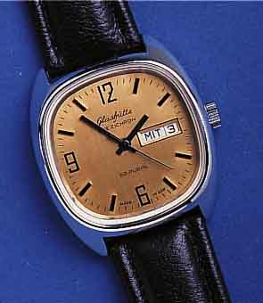 GLASGLASHÜTTE HERRENARMBANDUHR SPEZICHRON AUTOMA- TIK, DEUTSCHLAND UM 1982, METALL VERCHR., EDELST.-BODEN GEDR., TAG U. DATUM, 22 ST., KAL. ...