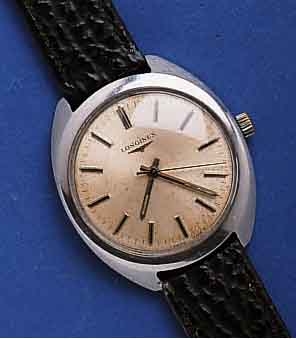 LONGINLONGINES HERRENARMBANDUHR, SCHWEIZ UM 1969, EDELST., BODEN GESCHR., BLATT FL., NUTZSP. IM KRONEN- U. BESONDERS BODENBER., 17 ST., ...