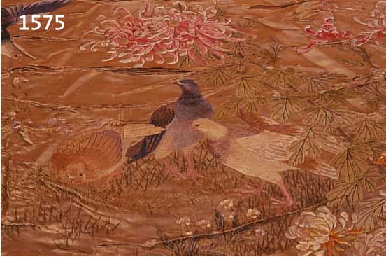 WANDBEHANG, CHINA, UM 1900, TAUBEN UND BLUMENMOTIVE, IM BAUM VOGEL, BLATTSTICHSTICKEREI, SEIDE/SEIDE, MEHRFACH GERISSEN, ...