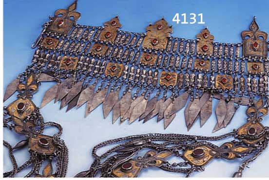 SANDSANDSCHALEK (HAUBENSCHMUCK), SOGEN. TURKMENEN- SCHMUCK, UM 1900, SILBER TEILVERG., KARNEOL BESATZ, Z.T. CABOCHONS, SEITL. LANGE ABHÄNGUNG EN ...