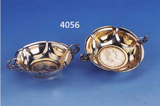 2 BRANNTWEINSCHALEN, WIEN UM 1922/25, 800ER SILBER, MEISTERMARKE UNGED., EINGE- LASSENE MÜNZEN (NACHPRÄGUNGEN), TEILVER- GOLDET (BER.)
