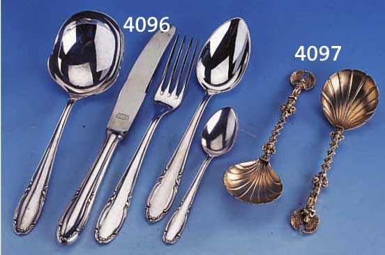 2 BRANNTWEINLÖFFEL, KOPENHAGEN 1919, 830ER SILBER VERGOLDET, GRIFFENDEN IN FORM VON LAUTESPIELENDEN ENGELN, NACHGESTOCHEN