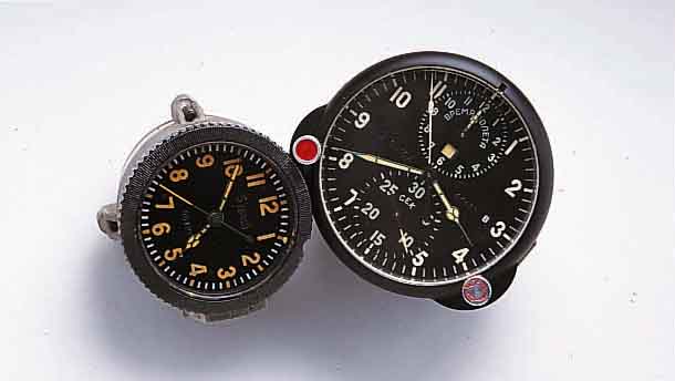 KONVOLUT: KONVOLUT: 2 EINBAUBORDUHREN, 1X FÜR FLIEGER (MIG), SOWJETUNION UM 1988, METALL, HERMETISCH VERSCHR., MINERALGL., MULTIFKT. (30-MIN.- ...