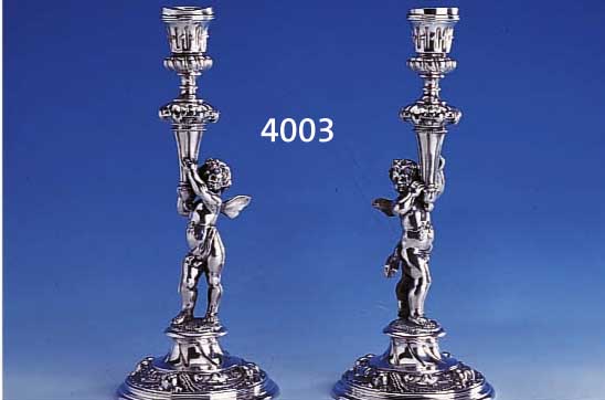 KERZENLEUCKERZENLEUCHTERPAAR, DEUTSCH, GEBR. KÜHN, SCHWÄBISCH-GMÜND, 800ER SILBER, UM 1900/05, FUß VERZIERT MIT FRÜCHTEDEKOR, VOLLPLAST. ...