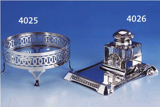 ANBANBIETSCHALE, PRAG UM 1900, 800ER SILBER, DURCHBRUCHARBEIT, AUF 4 FÜßEN, GLASEINSATZ SEK., H CA. 7 CM, D CA. 15.5 CM