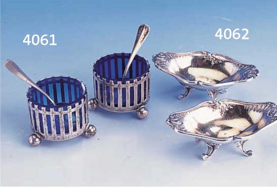 SALZSCHÄLCHENPAAR, 800ER SILBER, DEUTSCH UM 1905, KOCH & BERGFELD, STRENGER JUGENDSTIL, ORIG. GLASEINSÄTZE, AUF KUGELFÜßEN, DAZU TEILVERG. ...