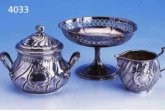 KONVOLUT 3 TEILE SILBER, SAHNEGIEßER, HANAU UM 1900, SILBER, INNENVERG. GOUDRONIERT, NACHGESTOCHEN, AUFWEND.; ZUCKERDOSE, PARIS UM 1900, ...