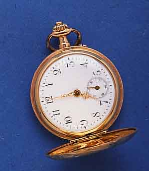DAMENTADAMENTASCHEN/ANHÄNGEUHR SAVONETTE, ROSE-G. 750/000, SCHWEIZ UM 1902, RUNDUMGRAV., BLÜTEN- DEKOR, VERSCHL. MONOGR. AB, EMAILBL. M. KL. ...