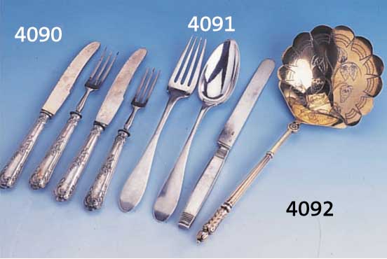 OBST/FRÜHSTÜCKSBESTECK, BERLIN, CA. 1900, HERSTELLER H. MEYEN & CO., BESTEHEND AUS 11 MESSERN UND 11 GABELN, L. GEBR.-SP., GEW. CA. 555 G, IM ...