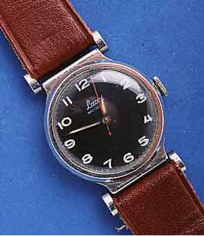 LACO HELACO HERRENARMBANDUHR, BRUCHSICHER, DEUT- SCHLAND UM 1939, ART DECO, KRUPP-EDELST., BO- DEN U. GLASR. GEDR., BEWEGL. BANDANST., LEDER- B. ...