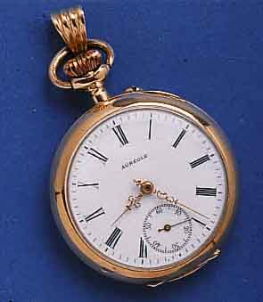 AUREOLE DAMENTASCHEN/ANHÄNGEUHR, SCHWEIZ UM 1912, ROSE-G. 585/000, BODEN SYM. GUILL., VERSCHL. SCHMUCKMONOGR. ER, PERF. EMAILBL. SIGN., KL. SEK., ...