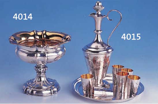 8-TEILIGES LIKÖRSET, RUßLAND, 84ER SILBER, BEST. AUS KARAFFE, 6 BECHERN UND RUND. TABLETT, MIT BLÜTEN UND BEEREN ZISELIERT, UM 1900/10, ...