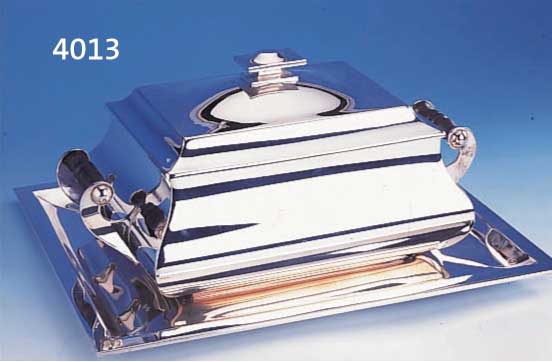 DECKELSCHÜSSEL AUF TABLETT, 800ER SILBER, ART-DECO-STIL, SEHR DEKORATIV, HOLZGRIFFE, SCHÜSSEL: 17 X 31 X 20 CM, TABLETT: 35 X 29 CM ZUS. CA. ...