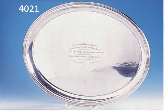 OVALES TABLETT, 800ER SILBER, BRUCKMANN & SÖHNE, INSCHRIFT MIT WIDMUNG VON 1920, HAMMERSCHLAGVERZIERUNG, CA.46 X 35 CM, CA. 1225 G