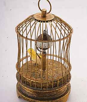 TISCHTISCHÜHRCHEN IN FORM EINES KÄFIGS, M. BEWEGL VOGEL, EINZEIGERANZ. IM ZENTRUM DES KÄFIGS, EINTAGEWERK, STIFTENANKERGANG M. KÖRNERUNR., ...