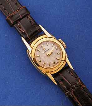 OMEGA DAMENGOLDUHR, SCHWEIZ UM 1957, GG 750/ 000, BOD. AUFGEDR., GUILL.U.VERS. BL., AUFGES. GOLDSTUNDENZEICHEN, GOLDZEIGER, ROT-VERG. ANKERFORMWERK, ...
