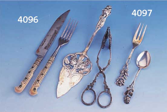 KONVOLUT IN DER ART DER HILDESHEIMER ROSE, 800ER SILBER, BEST. AUS: 6 KAFFEELÖFFEL, 6 KUCHENGABELN, TORTENHEBER UND GEBÄCKZANGE, ZUS. CA. 255 G