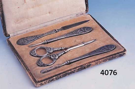 MANIKÜRSET, DEUTSCH UM 1900, BEZ. ALPACCA, BEST. AUS SCHERE, NADELFEILE, SCHIEBER UND NAGELHAUTSCHNEIDER, KLASSIZISTISCHER ENTWURF, SCHERE ...