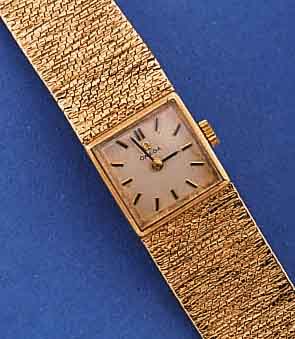 OMEGA DAMENGOLDBANDUHR, SCHWEIZ UM 1965, 9 CT. ROSE-G-GEH. INCL. BD., BOD. AUFGED., BL. VERS., ZUM RAND ZU LT. FLECKIG, FORMANKERW., KAL. 485, 17 ...