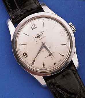 LONGINES HERRENARMBANDUHR, AUTOMATIK, EDEL- ST., BOD. AUFGED., SCHWEIZ UM 1960, ZENTRAL- ROTOR M. EXC.MECH., BL. LT. FLECKIG, 18 ST., KAL. 22A, ...