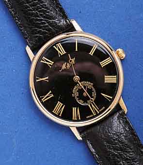 M & M HERRENARMBANDUHR, SCHWEIZ UM 1998, METALL HARTVERG., UNGETR., EDELST., BODEN GE- DR., BOMB. GLAS, 17 ST., RUNDANKERW., HANDAUF- ZUGKAL. VON ...