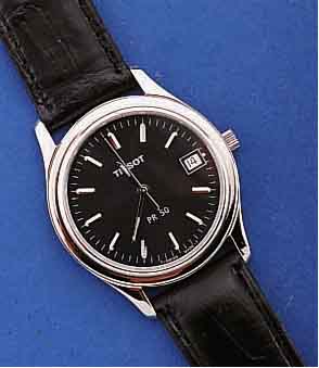 TISSOT ARMBANDUHRSET FÜR DAMEN UND HERREN, SERIE PR 50, GL. DESIGN, EDELST. POL., SAPHIR- FLACHGL., BD. ZENTRALSEK., DAT., ORIG. LEDER- BD. M. ...
