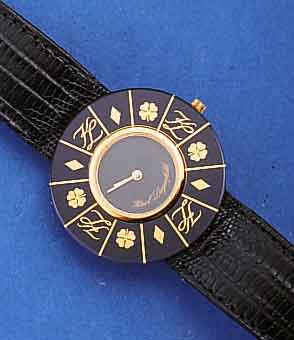 KONVOKONVOLUT: 2 KARL LAGERFELD DESIGNERDAMENARM- BANDUHREN, UNGETR., SCHWEIZ UM 1995, VERSCH. DESIGNS, LEDERB., VERKAUFSLOGO, EHEM. UNVER- B. ...