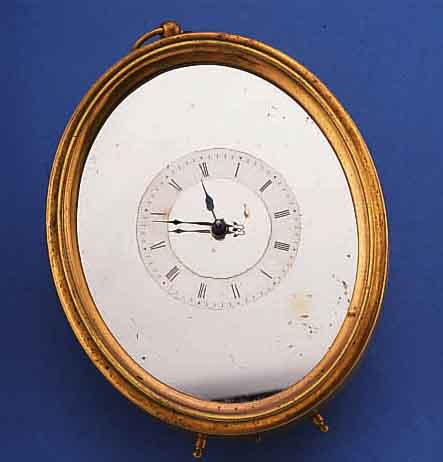 TISCHÜHRCHEN, FRANKREICH UM 1820, M. EINGE- BAUTEM SPINDELWERK V. ROMILLY A PARIS, NR. 6623, MESSING, SPIEGELZIFFERBL. Z.T. REST., ZEIGER ERS., ...