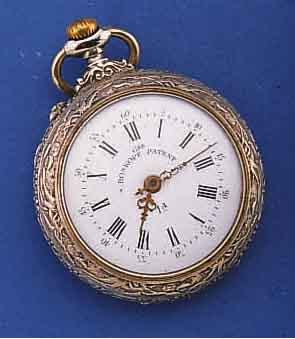 ROSKOPF PATENT HERRENTASCHENUHR, OFFEN, METALL VERN., REL., RÜCKSEITIGE DARST. EINES RUGBY-SPIELES, SCHWEIZ UM 1908, EMAILBL., TYP. WERKAUFBAU M. ...