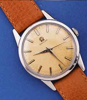 OMEGA HERRENARMBANDUHR, SCHWEIZ UM 1961, EDELST., BOD. U. GLASRAND AUFGEDR., D. CA. 35 MM, AUßER LEDERBD. ORIG.ZUSTAND, BL. ALTERS- BED. FARBLICH ...