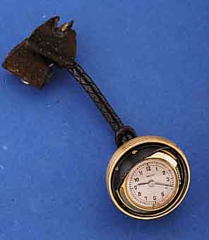 WYLER BROSCHEN-/ANHÄNGEUHR IN KUGELFORM, MESSING, VERG., TEILW. LACKIERT, LEDERKORDEL, ZEITABNAHME, ÜBER DREHRING ZU ÖFFNEN, FORM- ANKERWERK, ...