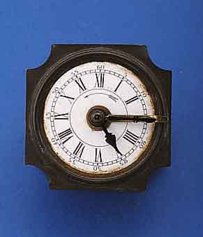 TISCHWECKER, FRANKREICH UM 1895, MESSING, M. PATINA, EMAILBL., VOLLPLAT. WERK, ANTRIEB ÜBER GESCHL. FEDERH., SCHLÜSSELAUFZUG RÜCK- S., ...