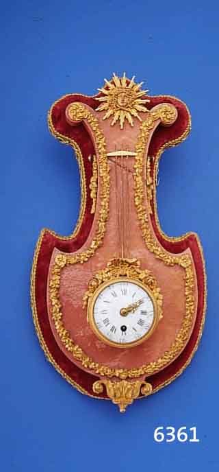 CH. OUDIN KARTELLUHR, FRANKREICH UM 1820, ROTER MARMOR M. VERG. VOLLRELIEFIERTEN APPLI- KATIONEN, ROSENDARST., BEKRÖNUNG DURCH SINN- BILDL. ...