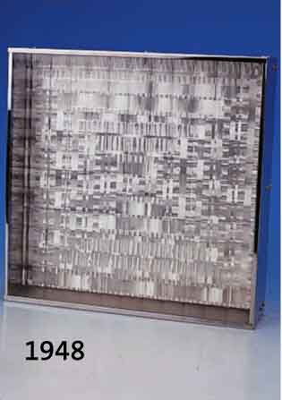 MACK, HEINZ, GEB. 1931 LOLLAR, RELIEFGLASOBJEKT, AUS DEN 60ER JAHREN, RÜCKSEITIG SIGNIERT UND NUM. 90, CA. 32 X 32 X 10 CM