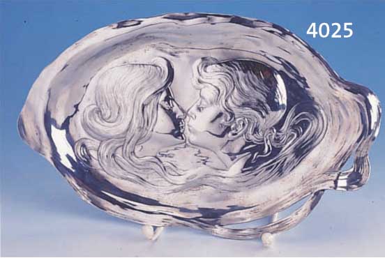 ANBANBIETSCHALE, WMF UM 1900/02, METALL VERSILBERT, REINER JUGENDSTIL, DARST.: DER KUß, CA. 28 X 18 CM