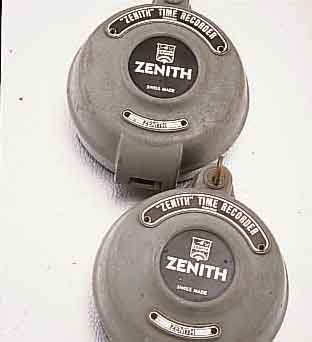 KONVOLUT: 2 ZENITH TIME RECORDER/FAHRTENSCHR., M. 24 STD.-ANZEIGE, SER. V-24, SCHWEIZ UM 1970, ALUM.GEH., D. CA. 14 CM, M. SCHLÜSSEL, GEHF./INT., ...