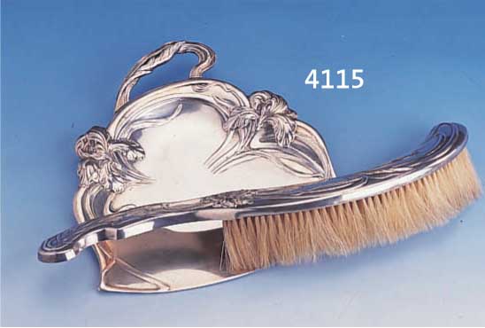 TISCHSCTISCHSCHAUFEL UND TISCHBESEN, FRANKREICH UM 1900, REINER JUGENDSTIL, METALL VERSILBERT, BERIEBEN, SCHÖNE PATINA, MEISTERMARKE SAGLIER ...