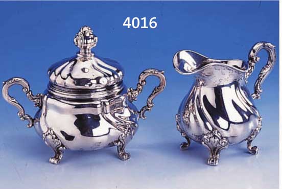 ZUCKERSCHALE UND MILCHKÄNNCHEN, DEUTSCH UM 1925, SCHWÄBISCH GMÜND, STIRMER, 830ER SILBER, KORPUS GUDR., ROKKOKOSTIL, ZUCKERSCHALE MIT DECKEL, ...