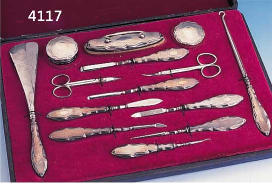 TOILETTENSET, BIRMINGHAM JAHRESBUCHSTABE 1928, STERLINGSILBER, GUILLOCHIERT, KARTU- SCHEN FÜR MONOGRAMM FREI, IM ETUI: MIEDERZIE- HER, ...