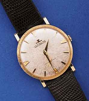 LE COULTRE HERRENARMBANDUHR, SCHWEIZ/USA UM 1960, GG 585/000, FLACH, MATT. LÜNETTE GEDR., MATT VERS. BLATT, RUNDANKERW., 17 ST., HAND- AUFZUGKAL. ...