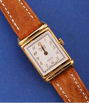 PIQUOT DAMENARMBANDUHR, SCHWEIZ UM 1998, WENDEGEH., HART VERG., LEDERBD., ORIG. ETUI, HIGH-TECH-QUARTZWERK, BL. LT. FLECKIG (MIT LUPE ERKENNBAR), ...