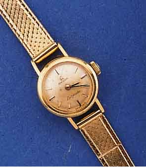 OMEGA DAMENGOLDBANDUHR LADYMATIC, SCHWEIZ UM 1961, GG 750/000 INCL. NEUTR. GG 585/000- GLIEDERB., BODEN GEDR., BLATT VERS., ALTERS- BED. FARBL. ...