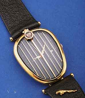 JAGUAR/REVUE THOMMEN DESIGNER HERRENARMBANDUHR GLEICHNAMIGER AUTOFIRMA, IN FORM EINES KÜH- LERGRILLES, METALL HARTVERG., EDELST.-BODEN GEDR., ...
