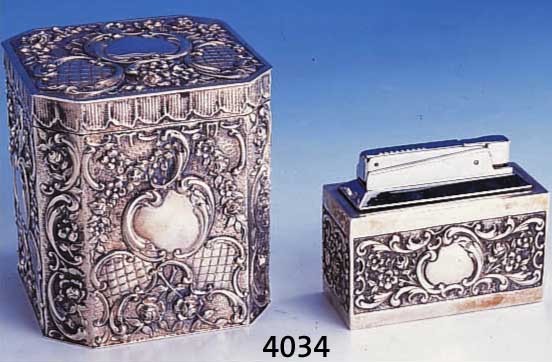 ZIGARETTENDOSE UND FEUERZEUG, DEUTSCH UM 1950, 900ER SILBER, BAROCKSTIL, FEUERZEUG NO-NAME, GASBETRIEB, SILBERHÜLLEN REICH VERZIERT, DOSE CA. ...