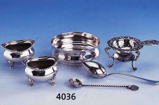 6-TEIL. SILBERKONVOLUT, BEST. AUS 2 SALZ- SCHÄLCHEN, LONDON 1901, TEESIEB AUF GESTELL, DEUTSCH UM 1930, BAROCKSTIL, TEESIEBLÖFFEL, DEUTSCH UM ...
