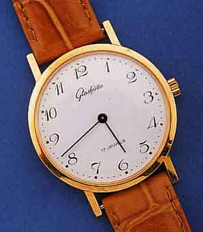 GLASHÜTTE HERRENARMBANDUHR, DEUTSCHLAND UM 1982, METALL HARTVERG., BODEN GEDR., EMAIL- FARB. KONTRASTZIFFERBL., DAMENFORMANKERW., GUB KAL. 09/20, ...